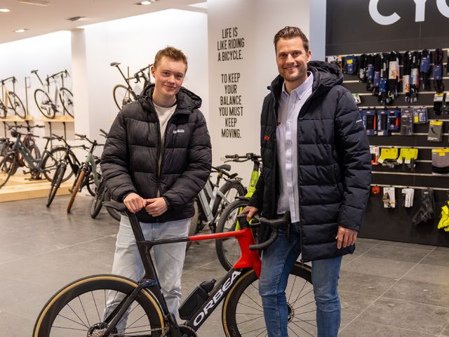 Lotto Cycling Team en Make-A-Wish® Belgium-Vlaanderen vervullen hartenwens van wielerfan Emiel