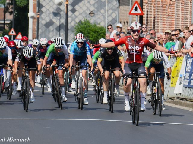 Katrijn De Clercq rondt sterke sprint af met overwinning in Heurne