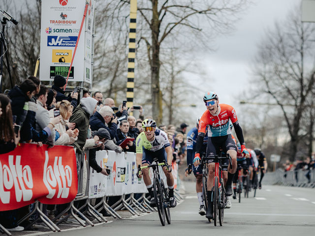 Joshua Giddings en Lotto Dstny Devo Team domineren Brussel-Opwijk