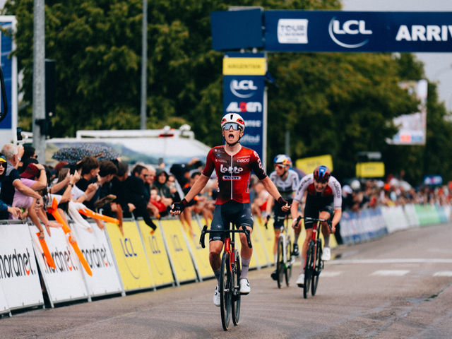 Niels Driesen pakt uit in Tour de l’Avenir en wint etappe 1