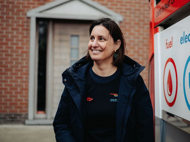 "Histoires du Staff - Lynn Segers, logistique : 'Je m'efforce de faire en sorte que les coureurs et le staff se sentent chez eux, où qu'ils se trouvent dans le monde.'"