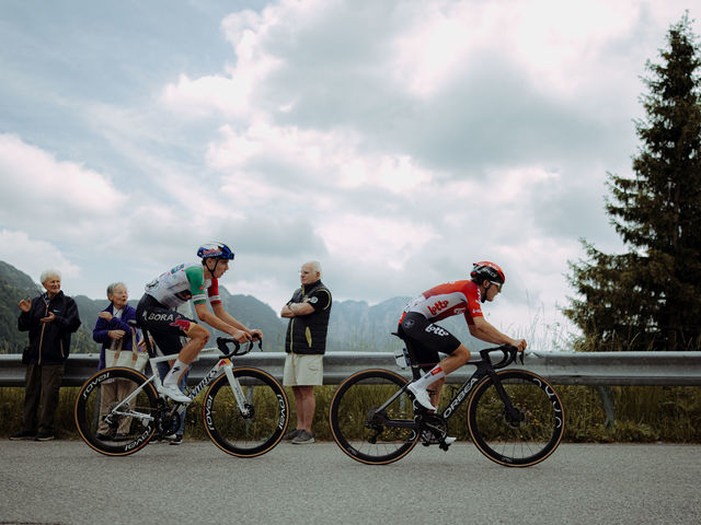 Jarno Widar triumphs in stage three of the Giro Next Gen and takes the pink jersey