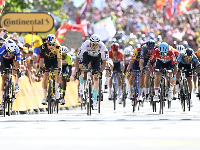 Caleb Ewan sprints to third place in Bayonne