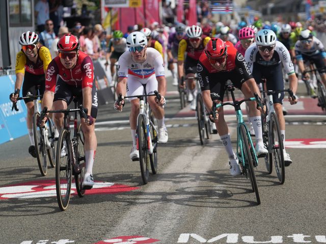 Milan Menten sprint naar derde plaats in etappe twee Boucles de la Mayenne