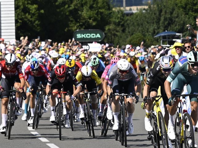Arnaud De Lie sprints to strong 5th place in stage 8 of the Tour de France