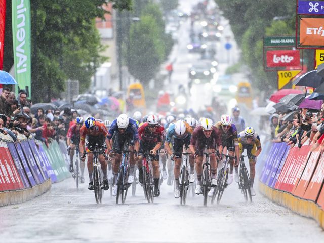 De Lie sprint naar zesde plaats in regenachtige etappe van de Ronde van Wallonië