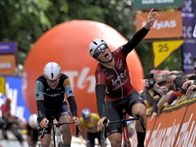 Arnaud De Lie wint met indrukwekkende sprint de vierde etappe in de Ronde van Wallonië
