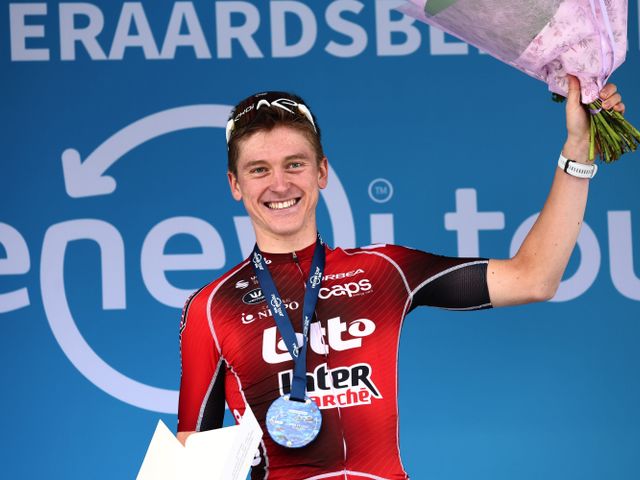 Jenno Berckmoes wint in Geraardsbergen en neemt leiderstrui over in Renewi Tour