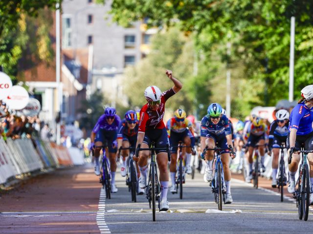 Sandrine Tas sprinte vers la victoire d’étape et le maillot de leader à l’Eneco Tour