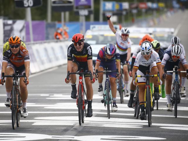 Lotte Kopecky op podium in Ronde van Vlaanderen